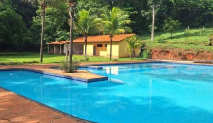 Chácara à venda em condomínio, com 4 quartos sendo 1 suíte, em Nerópolis - GO.