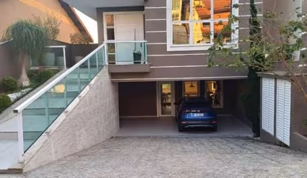 SOBRADO DE ALTO PADRÃO EM CONDOMÍNIO FECHADO