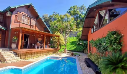 2 CASAS no MARAMBAIA 4 suìtes + 2 suítes.