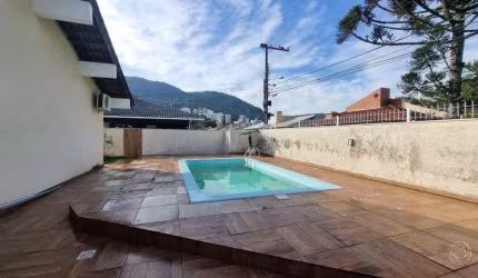 Casa para Venda em Florianópolis, Itacorubi, 3 dormitórios, 1 suíte, 3 banheiros, 1 vaga