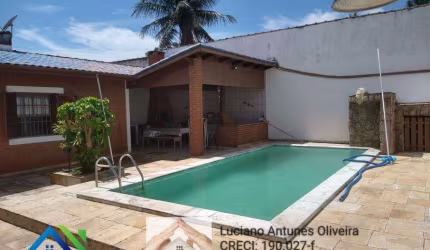Maravilhosa casa com piscina à venda na praia em Caraguatatuba