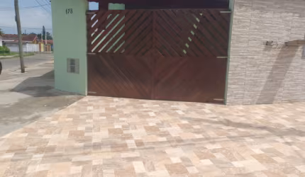 Casa com Piscina - Próximo da rodovia