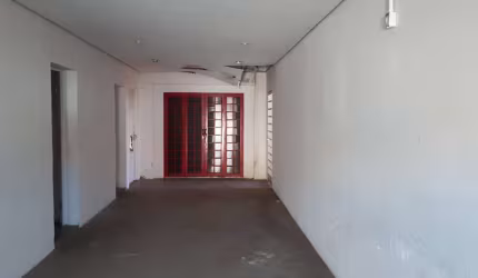 IMÓVEL COMERCIAL COM AMPLAS POSSIBILIDADES DE USO NO CENTRO