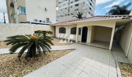 Casa de 3 Dormitórios no Centro de Palhoça