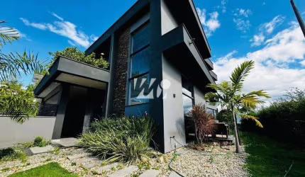 Casa com Piscina e 3 Quartos e Suítes na Pedra Branca