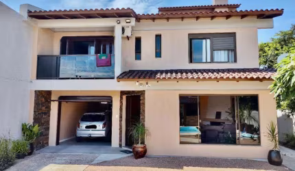 Casa 4 Dormitórios à venda no Bairro Centro com 180 m² de área privativa - 2 vagas de garagem
