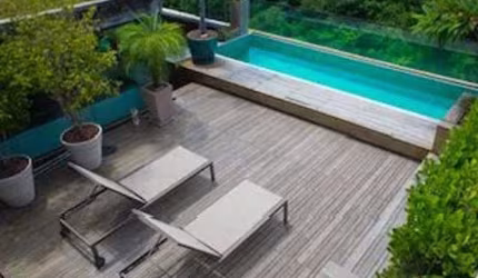 Cobertura reformada com piscina em área nobre vista verde