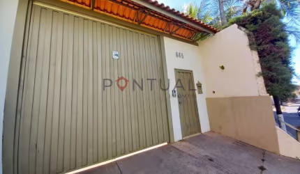 Imperdível! Casa à venda ou locação em Marília-SP, bairro Palmital, 3 quartos, 2 suítes, sala e 5 vagas de garagem.