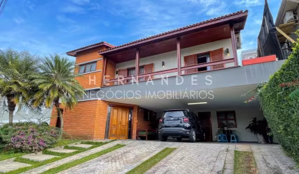 Linda casa para venda em Alphaville, Residencial 10 Casa semitérrea, com 420 m², sendo 320 m² de área construída. Reformada em 2021, com modernização