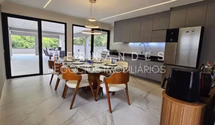 Imperdível oportunidade: Casa em condomínio à venda em Santana de Parnaíba-SP, com 4 quartos, 1 suíte e 273m² de área.