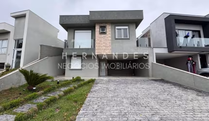 Casa em Condomínio de Luxo em Santana de Parnaíba-SP, Bairro Suru: 3 Quartos, 2 Suítes, 3 Salas, 5 Banheiros, 2 Vagas, 260m². Venha Conferir!