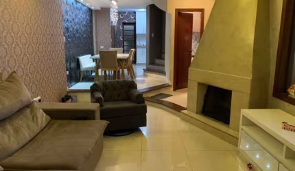 Casa de Condomínio, 3 dorm (1 suíte) e 3 vagas