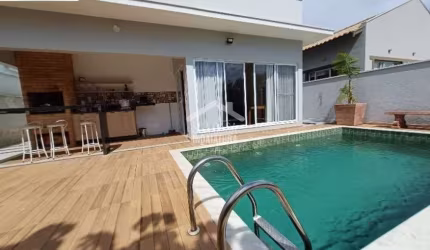 Casa terrea com 3 suítes e escritório, piscina e quintal de fundo para área verde