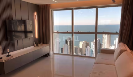 APARTAMENTO ALTO PADRÃO EM ANDAR ALTO COM VISTA DO MAR FINAMENTE MOBILIADO, DECORADO E EQUIPADO COM 03 SUÍTES.