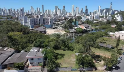 ÓTIMA ÁREA - TERRENO - NO BAIRRO JARDIM IATE CLUBE DE FUNDOS PARA O RIO CAMBORIÚ.