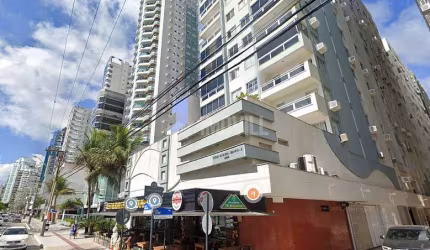 EXCELENTE OPORTUNIDADE - APARTAMENTO DE FUNDOS EM PRÉDIO FRENTE MAR COM 01 DORMITÓRIO.