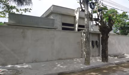 CASA LINEAR COM SALA, 3 QUARTOS SENDO 1 SUÍTE NO BAIRRO EXTENSÃO DO BOSQUE EM RIO DAS OSTRAS RJ