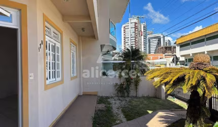 Casa ampla com jardim, 05 dormitórios e 4 vagas no Balneário do Estreito