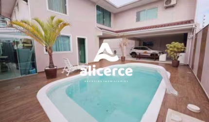 Casa à venda com 3 quartos 1 suíte, 229m² em Estreito Florianópolis
