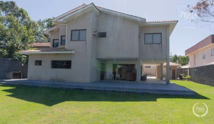 Casa com amplo quintal, 580m2 de area construida. Montada, decorada em Interlagos-VV