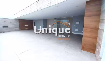 Cobertura duplex à 100 metros da Praia do Forte, disponível para venda.