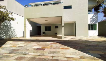 SOBRADO à venda, 3 quartos, 3 suítes, 5 vagas, Santa Rosa - Uberlândia/MG