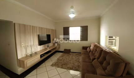 CASA RESIDENCIAL à venda, 4 quartos, 2 suítes, 3 vagas, Osvaldo Rezende - Uberlândia/MG