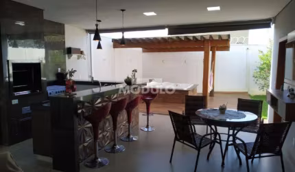 Exelente Casa com Fino Acabamento em Jd Inconfidencia