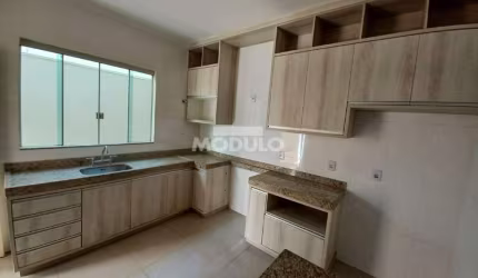 Casa residencial para locação no Bairro Segismundo Pereira com 3 suítes