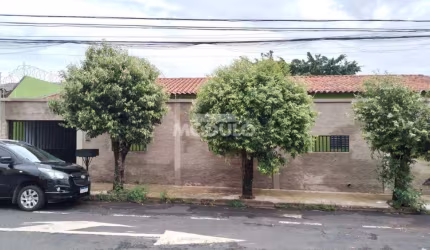 CASA COMERCIAL / RESIDENCIAL à venda, 3 quartos, 1 suíte, 2 vagas, Santa Mônica - Uberlândia/MG