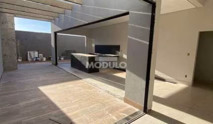 CASA RESIDENCIAL à venda, 3 quartos, 1 suíte, NOVO MUNDO - Uberlândia/MG