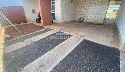 CASA RESIDENCIAL à venda, 3 quartos, 1 suíte, 3 vagas, Osvaldo Rezende - Uberlândia/MG