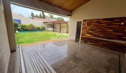 Casa residencial para locação bairro Jardim Karaiba com 3 quartos