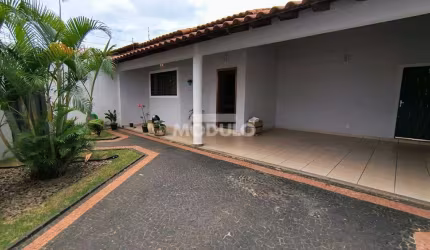 Casa residencial para locação bairro Segismundo Pereira com 3 quartos