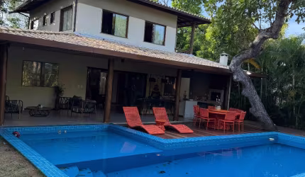 Casa a venda em praia do forte com 4 suítes reformada no alto da constância