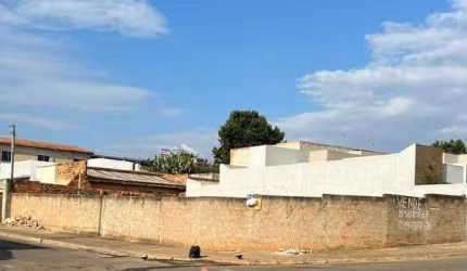 Vende-se Lindo terreno de esquina, plano, medindo 307 m². Localizado no bairro Jardim Santa Rita de Cássia, em Tatuí-SP.  ?? Inteiro murado; ?? Com escritura. Sendo possível fazer 03 casas para vender