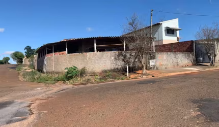 Casa Térrea 180m2, 2 dormitórios, cozinha com sala integrada e banheiro. Em um terreno que mede 360m², sobrando metade totalmente livre. Localizado