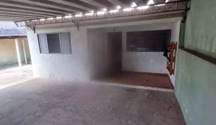 Três casas no mesmo quintal  Terreno de 350m² Casa l  3 dormitórios  Sala  Cozinha   Banheiro social  Casa ll Cozinha  1 dormitório Banheiro social  C