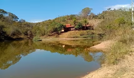 Fazenda 260 alqueires goiano; *40 divisões de pasto e piquete; *02 sedes com currais; *02 poços artesianos; *13 nascentes da água; *10 barragens;
