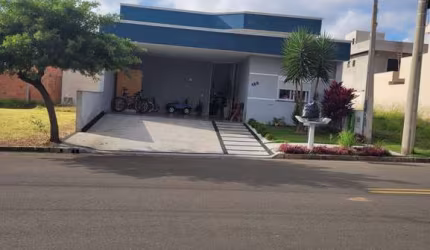 Casa Térrea 160m2 3 dormitórios, sendo 2 suítes, possui 3 banheiros, 4 vagas de garagem sendo 2 Cobertas e 2 Descobertas  , 1 sala Ampla , localizado