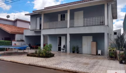 Um belo sobrado em Betel com 4 dormitórios, 2 suítes com banheiras, banheiro social, despensa, escritório, área util 220,00m2, área terreno 330,00m2.
