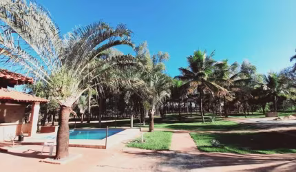Chácara 3700m2, Área Construída 818m2, Casa Sede 3 Dorms 2 Quartos Grandes c/Ar Cond, Sala Grande Tv e Jantar, Cozinha Ampla e Arejada, 6 Vagas Cober