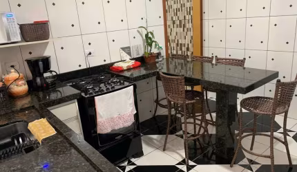 Casa 85m2, 2 Dormitórios, Cozinha Planejada, Área Gourmet com Churrasqueira, 1 Banheiro, Ótima Localização, 2 Vagas