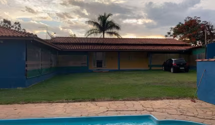 Chácara 1800m2, Casa Sede com 3 Dormitórios, 3 Banheiros, Dois Salões de Festas, Piscina, Área para Churrasco, Salão de Jogos, Casa Secundária