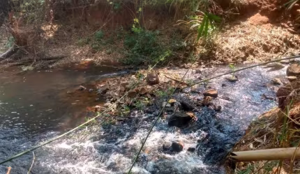 Chácara 22800m2, Represa e um Córrego na Divisa, Sem Benfeitorias, Apenas 500mts do Asfalto, Ótima Localização
