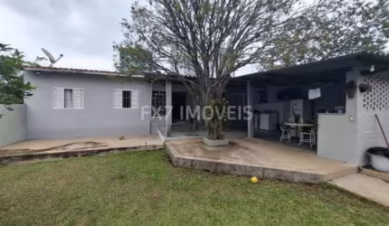 Casa no bairro São Bernardo em Campinas com casa de fundo