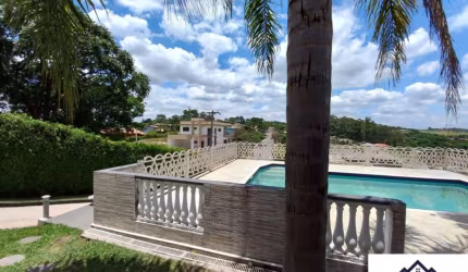 CHÁCARA A VENDA EM CONDOMINIO COM PISCINA, CHURRASQUEIRA, POMAR, HORTA, ESCRITÓRIO, CASA PRINCIPAL E CASA DE CASEIRO