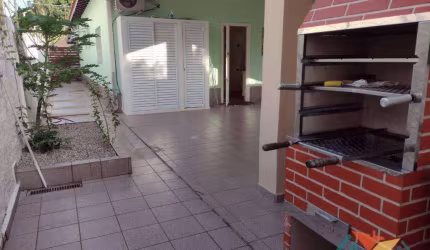 Casa com 3 dormitórios, 166 m² - venda por R$ 1.600.000 ou aluguel por R$ 5.000/mês - Centro - Caraguatatuba/SP