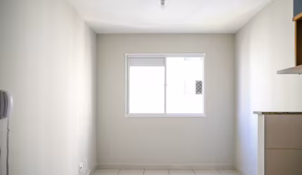 Apartamento aconchegante, 2 dormitórios, cozinha com armários.