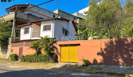 Casa ampla com quintal em Jardim Primavera